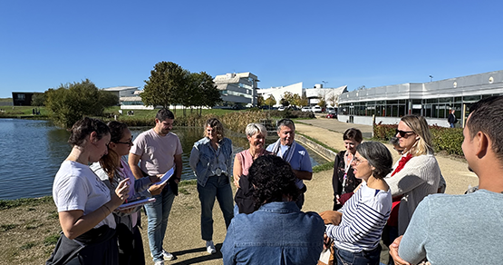 Groupe de marcheur au départ du parcours recevant les consignes.