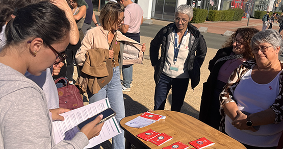Groupe de marcheurs à la fin du parcours se faisant vérifier les bonnes réponses